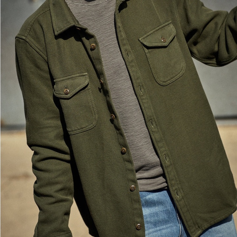 OUTERKNOWN MEN’S GREEN CHROMA BLANKET SHIRT Size Medium but small for a medium